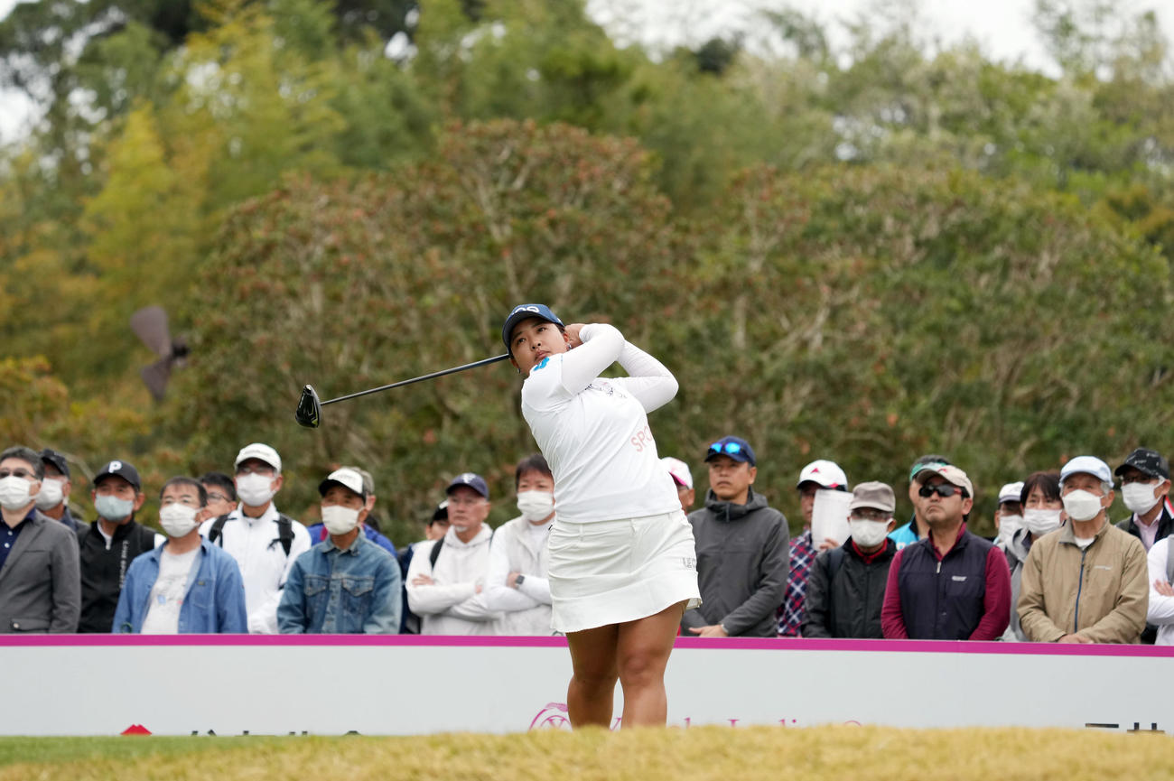 1番、ティーショットを放つ鈴木（撮影・狩俣裕三）