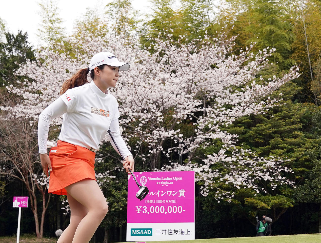 11番、ティーショットを放った後、グリーンに向かう山内（撮影・狩俣裕三）