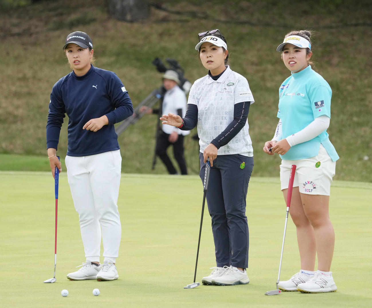 18番、グリーンでボール同士が当たってしまい、ギャラリーに確認する、左から西郷、青木、山下（撮影・狩俣裕三）