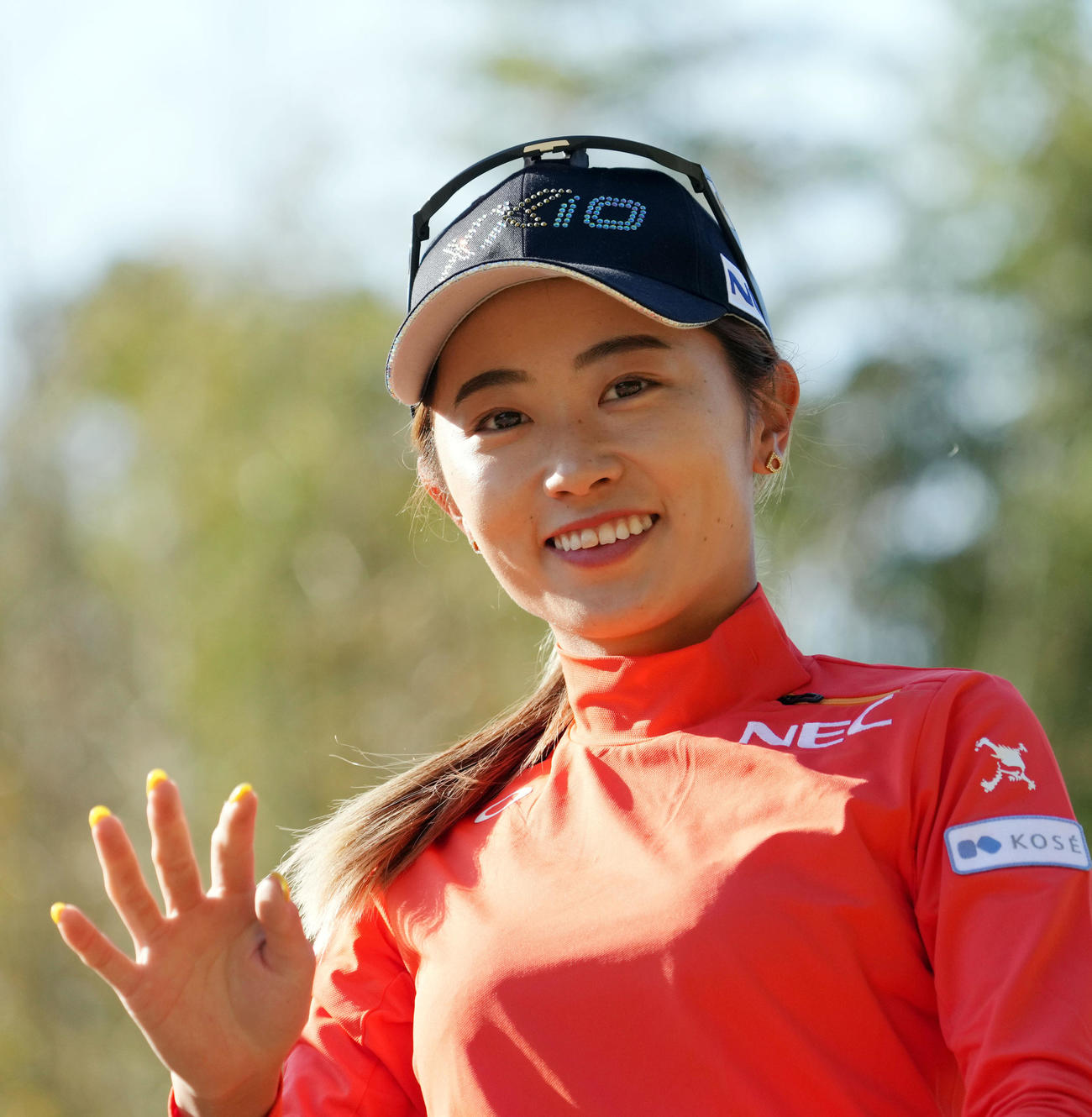 3番、ティーショットを放ち、笑顔を見せる安田（撮影・狩俣裕三）