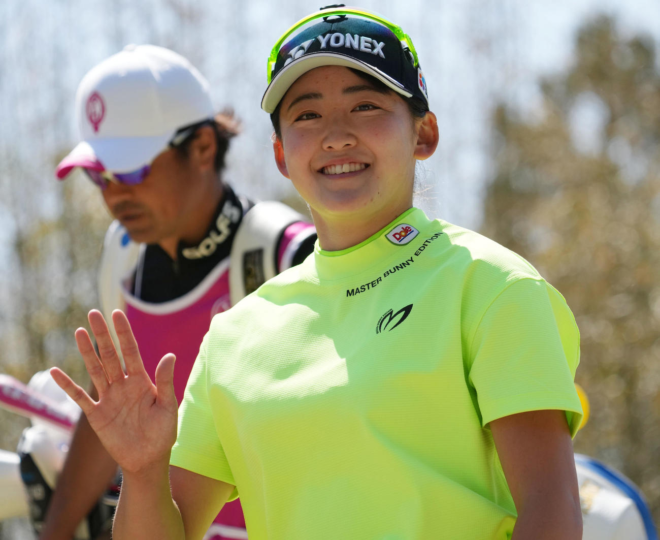 3番、ティーショットを放った後、笑顔を見せる岩井千（撮影・狩俣裕三）