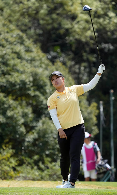 5番、ティーショットを放つ西郷（撮影・狩俣裕三）