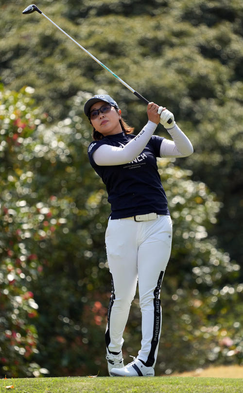 5番、ティーショットを放つ比嘉（撮影・狩俣裕三）