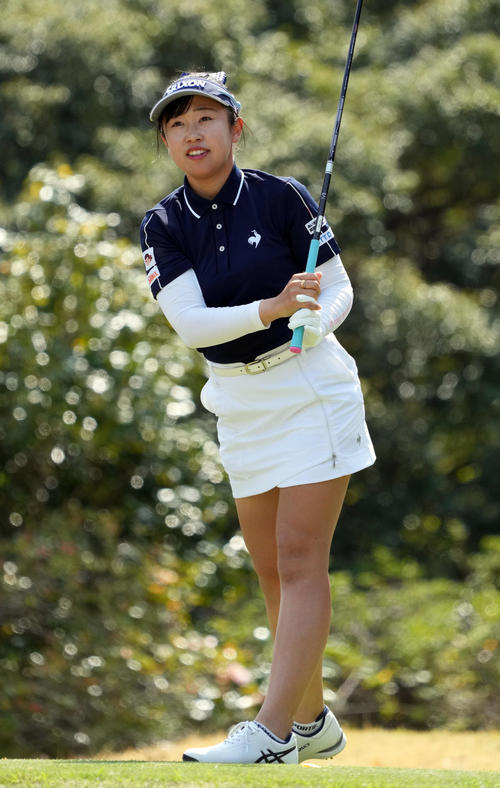 5番、ティーショットを放つ菅沼（撮影・狩俣裕三）