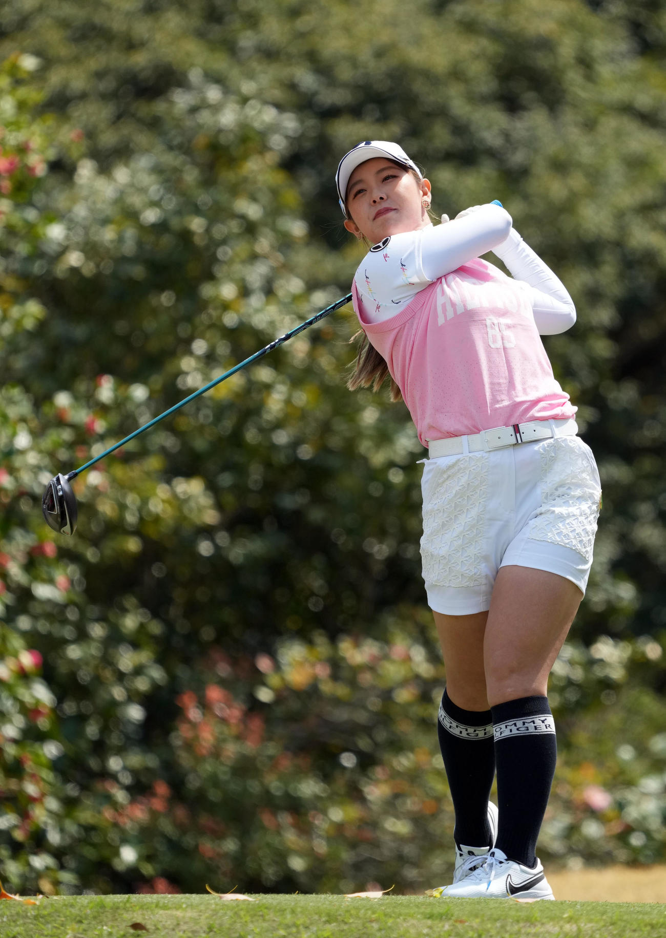 5番、ティーショットを放つ吉田（撮影・狩俣裕三）