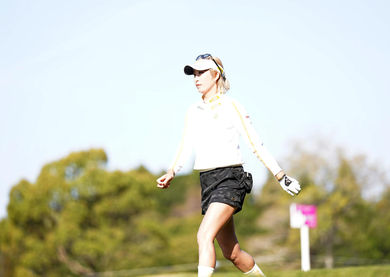 2番、フェアウエイへ向かう金田（撮影・狩俣裕三）