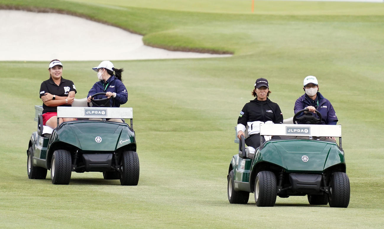 プレーオフでティーグラウンドに向かう、ささき（左端）と穴井（左から3人目）（撮影・狩俣裕三）