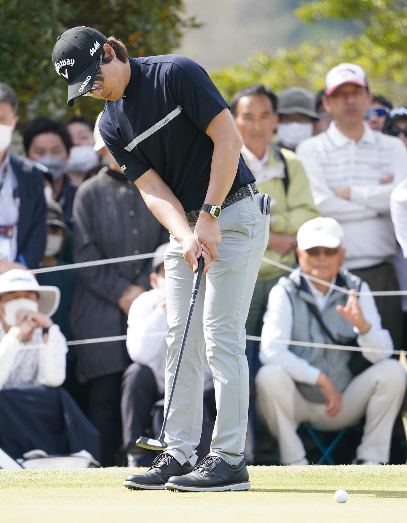 東建ホームメイトカップ最終日　1番、バーディーパットを沈める石川（撮影・森本幸一）