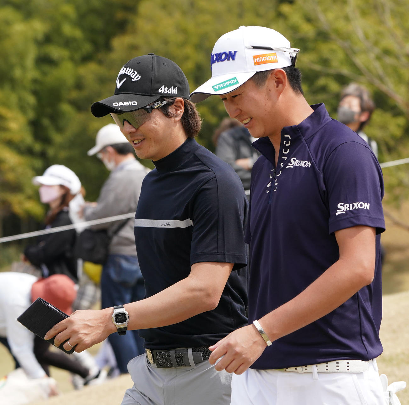 東建ホームメイトカップ最終日　7番、ティーショットを放ち言葉を交わしコースを進む（左から）石川と星野（撮影・森本幸一）