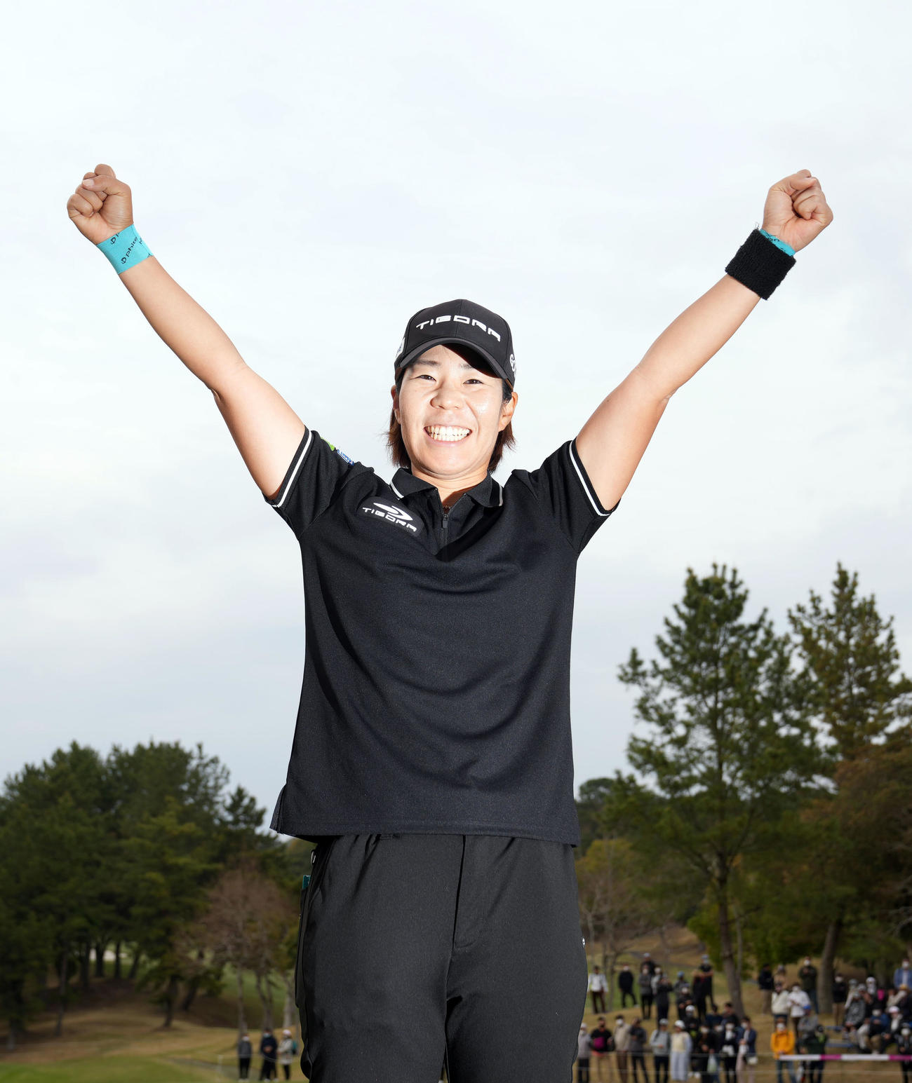 優勝し、ガッツポーズをする穴井（撮影・狩俣裕三）