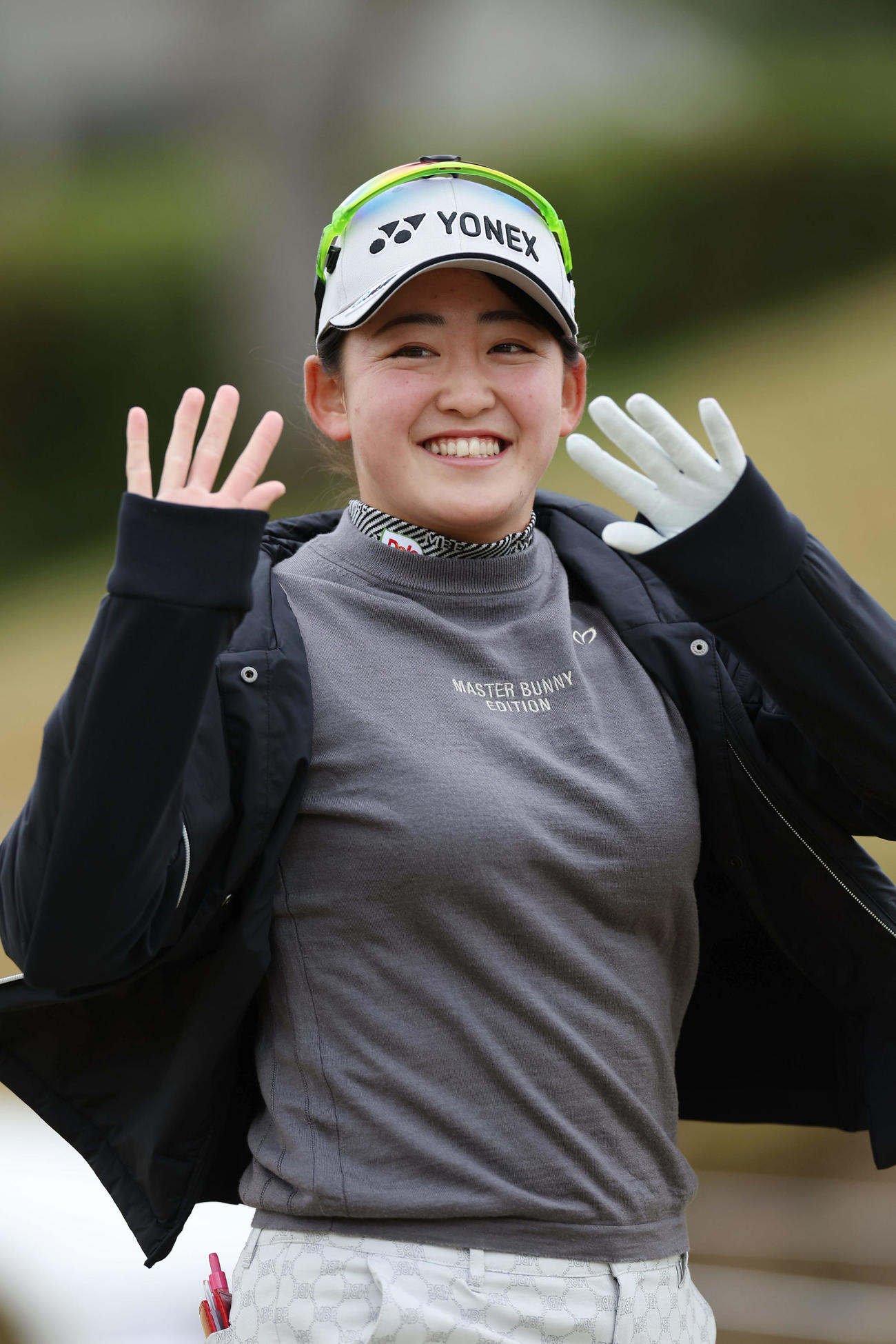 プロアマ戦で笑顔で手を振る岩井千（撮影・前田充）