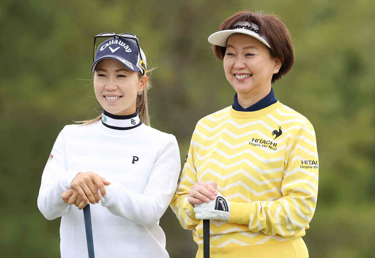 プロアマ戦で記念撮影する上田（左）とJLPGAの小林会長（撮影・前田充）