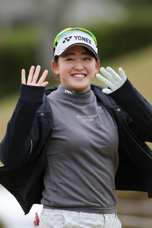 プロアマ戦で笑顔で手を振る岩井千（撮影・前田充）