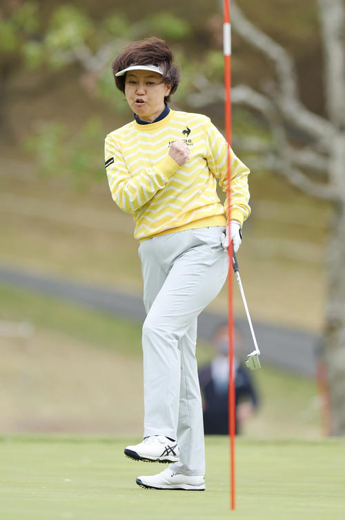 プロアマ戦でガッツポーズするJLPGAの小林会長（（撮影・前田充）