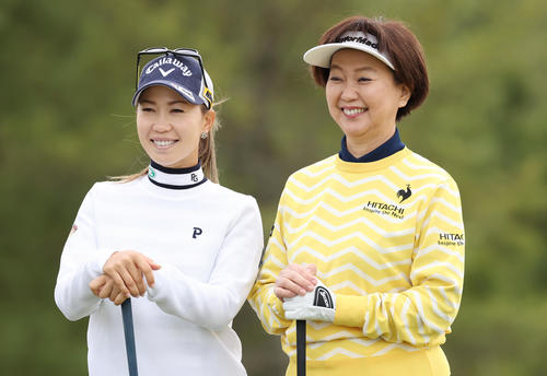 プロアマ戦で記念撮影する上田（左）とJLPGAの小林会長（撮影・前田充）