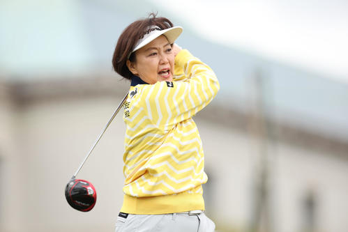 プロアマ戦でティーショットを放つJLPGAの小林会長（撮影・前田充）