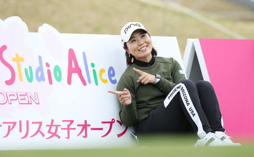 プロアマ戦で記念撮影する比嘉（撮影・前田充）