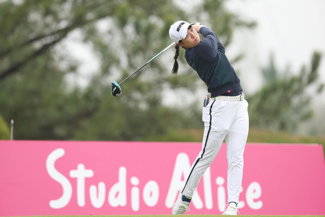10番、ティーショットを放つ木村葉（撮影・前田充）