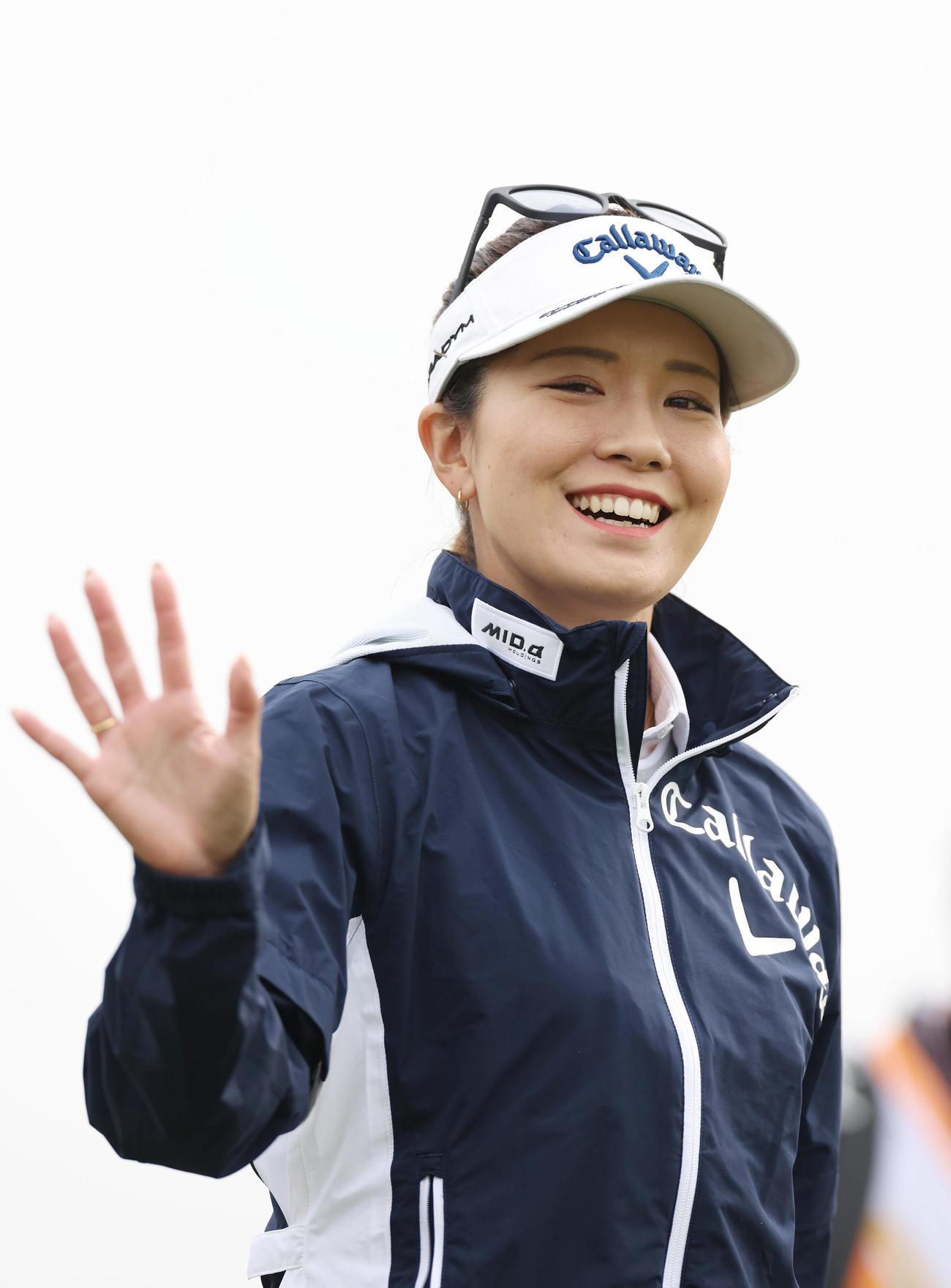 10番、ティーショットを放ち、笑顔で手を振りながら第2打へ向かう藤田（撮影・前田充）