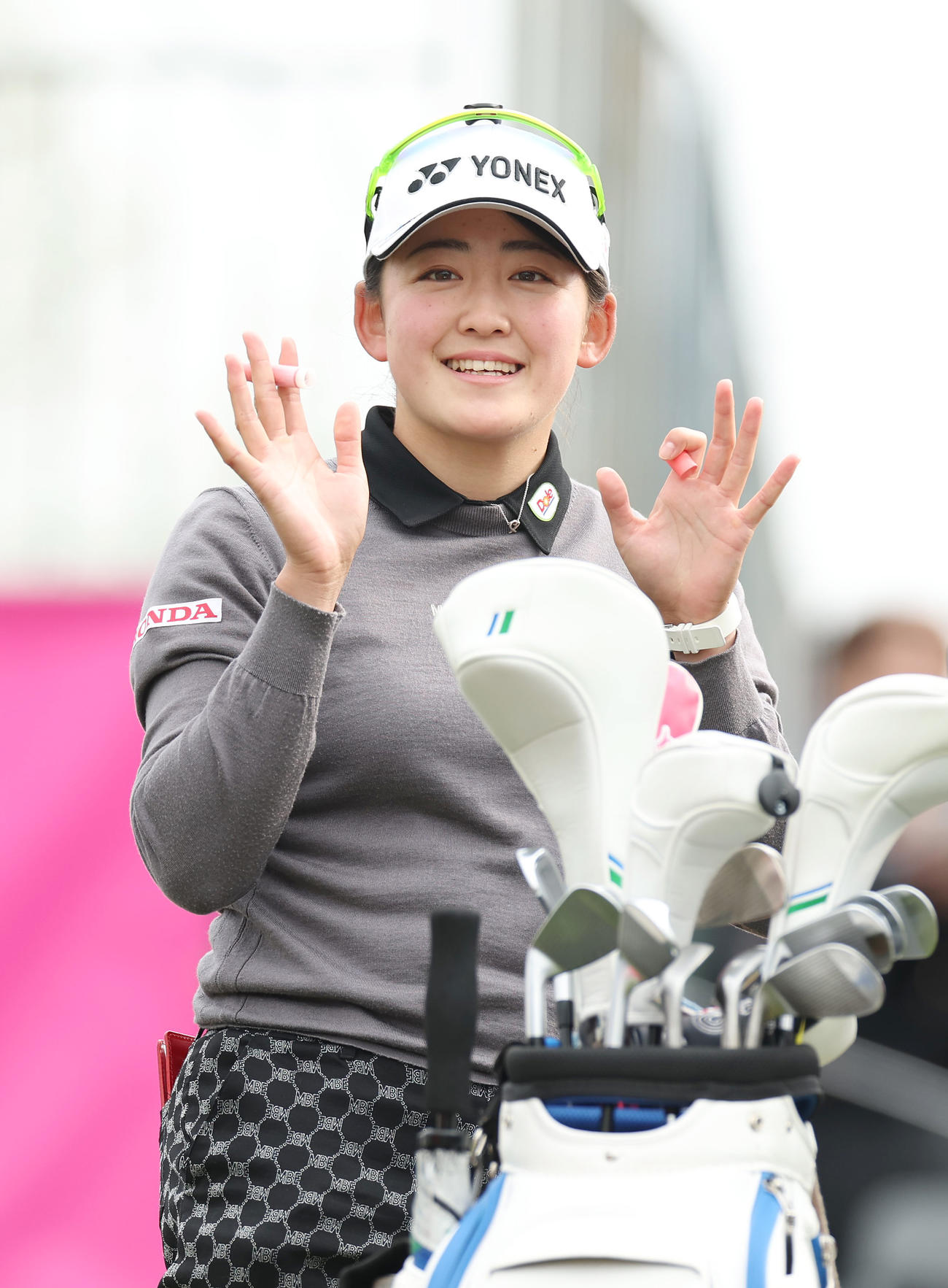 1番、ティーショットを前に笑顔で手を振る岩井千（撮影・前田充）