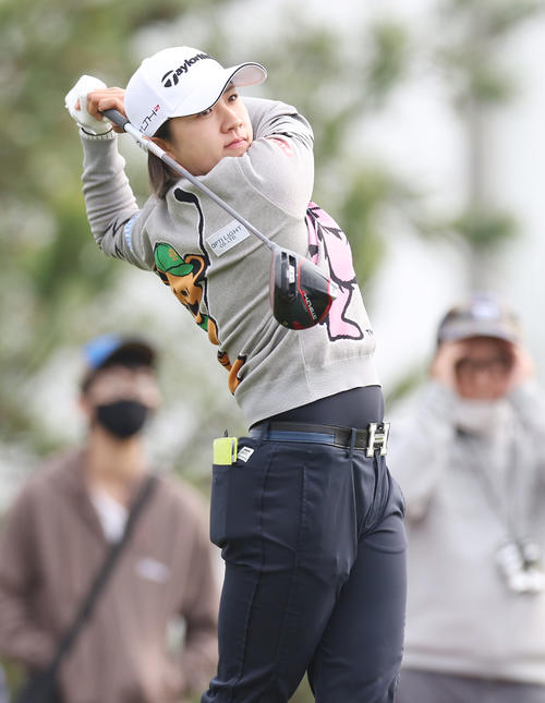 10番、ティーショットを放つ泉田（撮影・前田充）