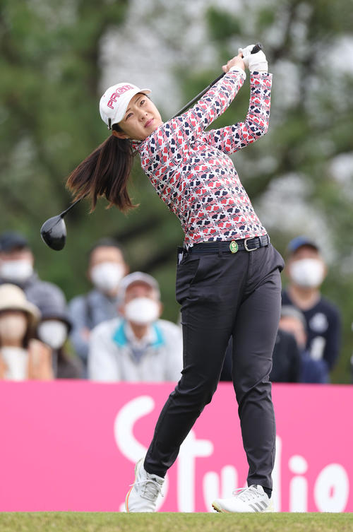 10番、ティーショットを放つ辻（撮影・前田充）