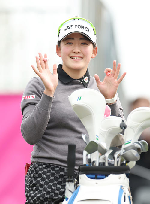 1番、ティーショットを前に笑顔で手を振る岩井千（撮影・前田充）