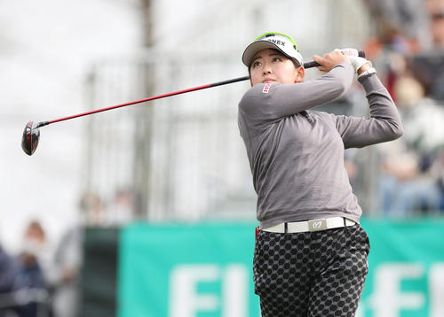 1番、ティーショットを放つ岩井千（撮影・前田充）