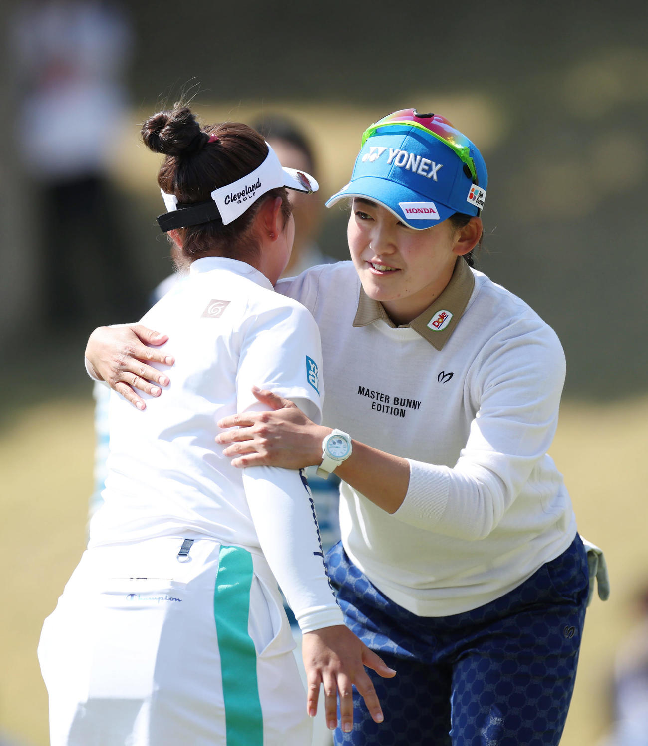 優勝した山下（左）と抱き合って健闘をたたえ合う岩井千（撮影・前田充）