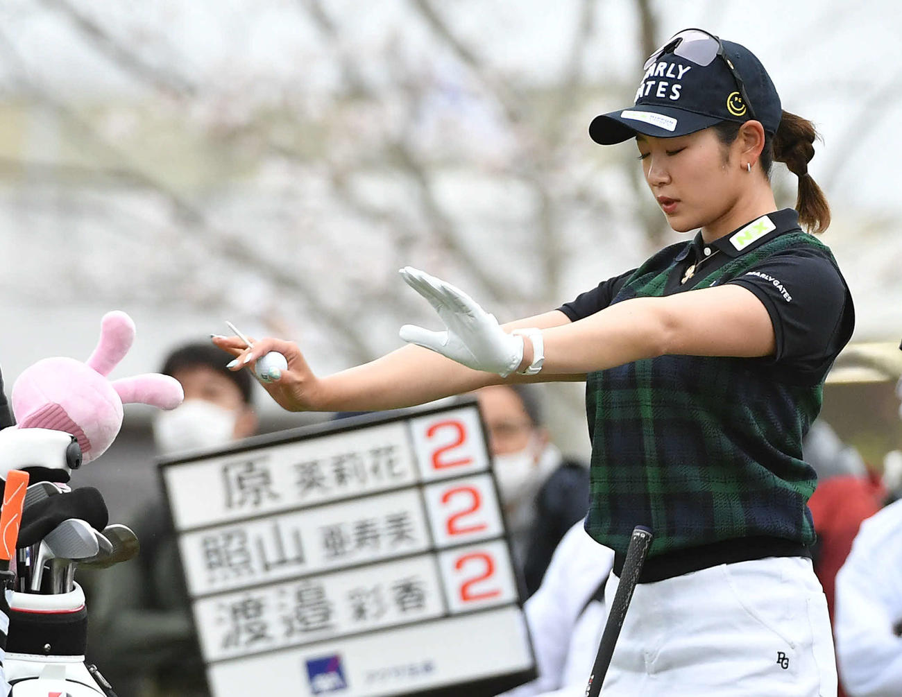 23年3月25、1番ティーグラウンドで集中力を高める原英莉花