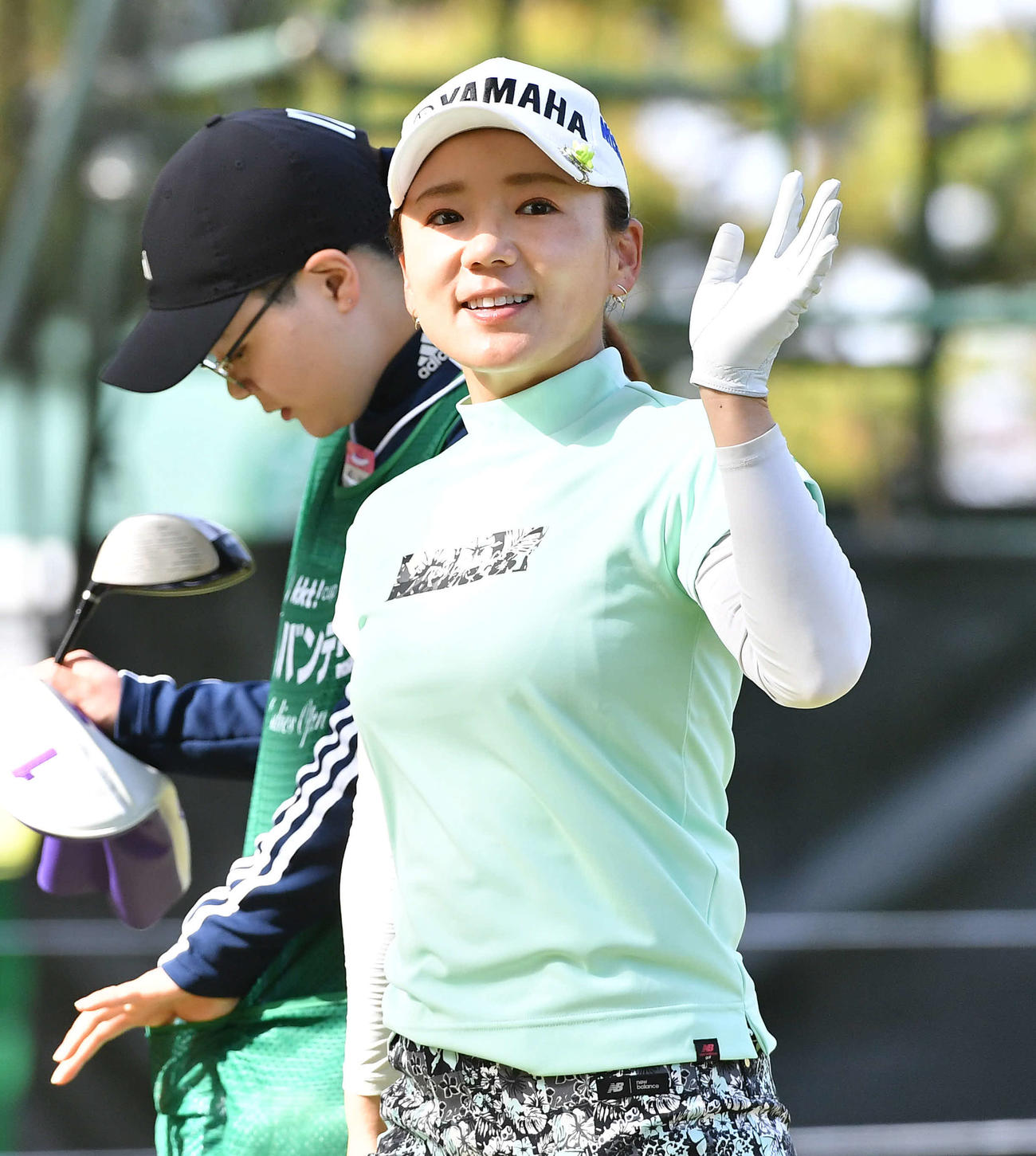 バンテリンレディス・プロアマ大会　17番、ティーショットを放ち、カメラに向かって手を振る有村智恵（撮影・岩下翔太）