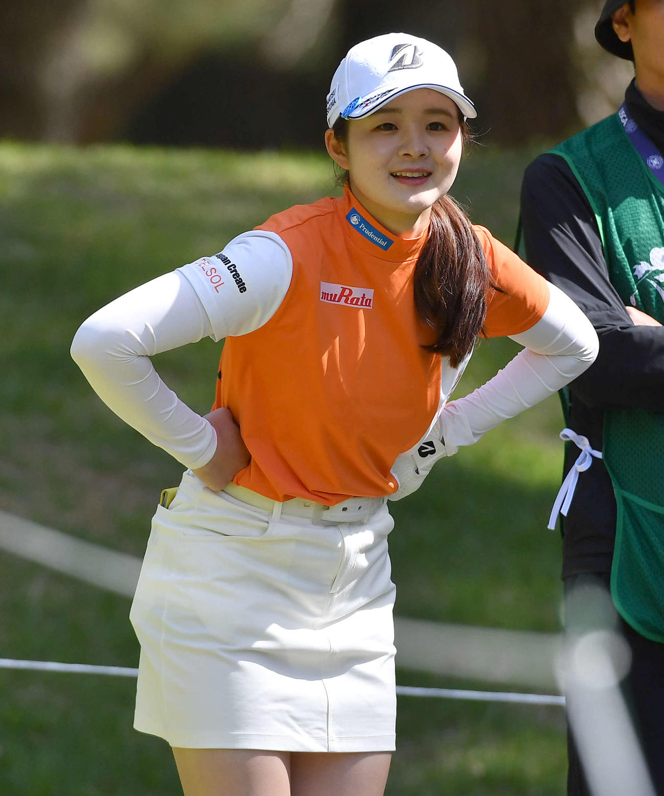 バンテリンレディス・プロアマ大会　8番ティーグラウンドで、コースを見つめる川崎春花（撮影・岩下翔太）
