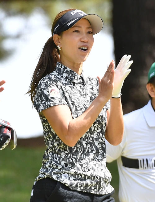 バンテリンレディス・プロアマ大会　8番、ゲストのティーショットに拍手する上田桃子（撮影・岩下翔太）