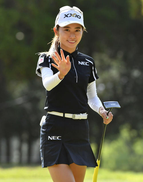 バンテリンレディス・プロアマ大会　ホールアウトし、カメラに向かって笑顔で手を振る安田祐香（撮影・岩下翔太）