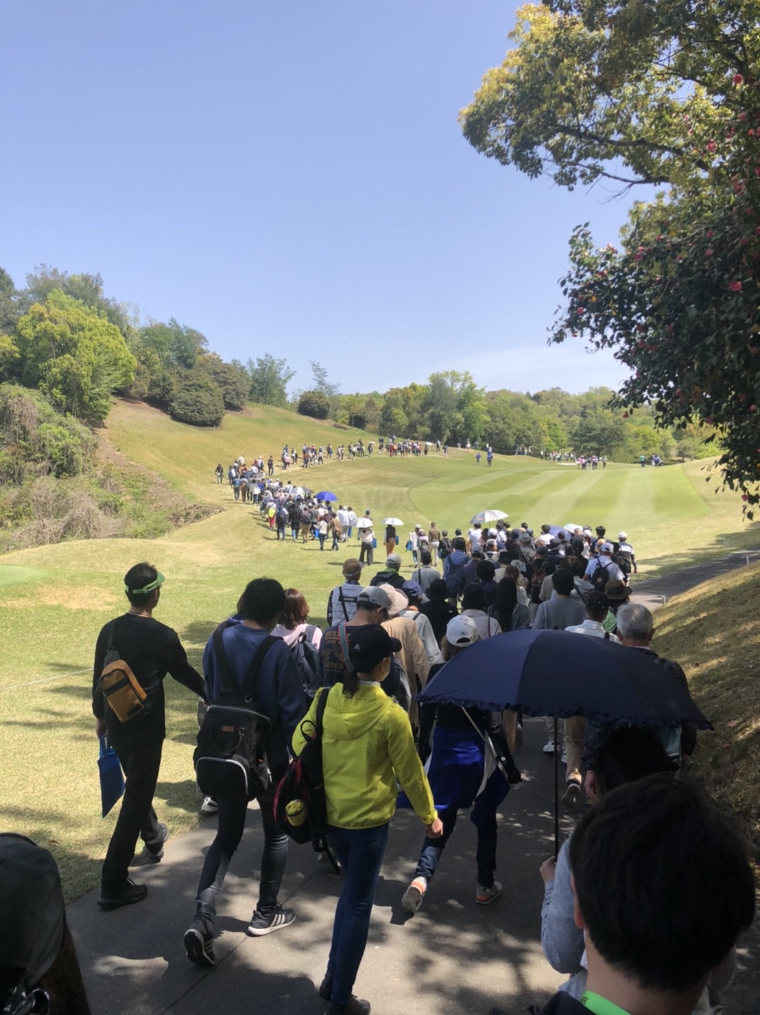 連続60台の記録がかかる石川遼には大勢のギャラリーが集まった