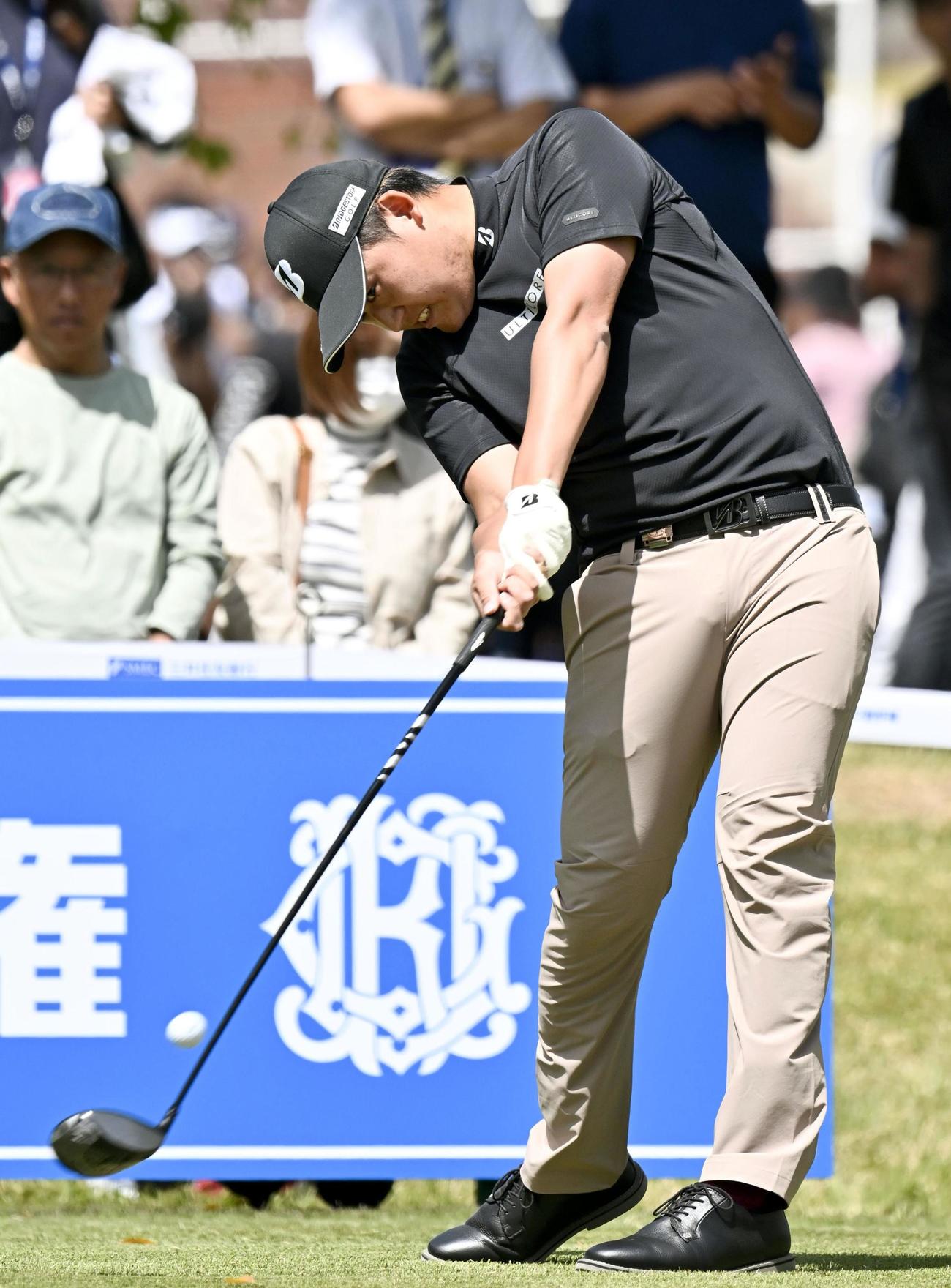 第1日、10番でティーショットを放つ宇喜多飛翔。7アンダーで首位（共同）