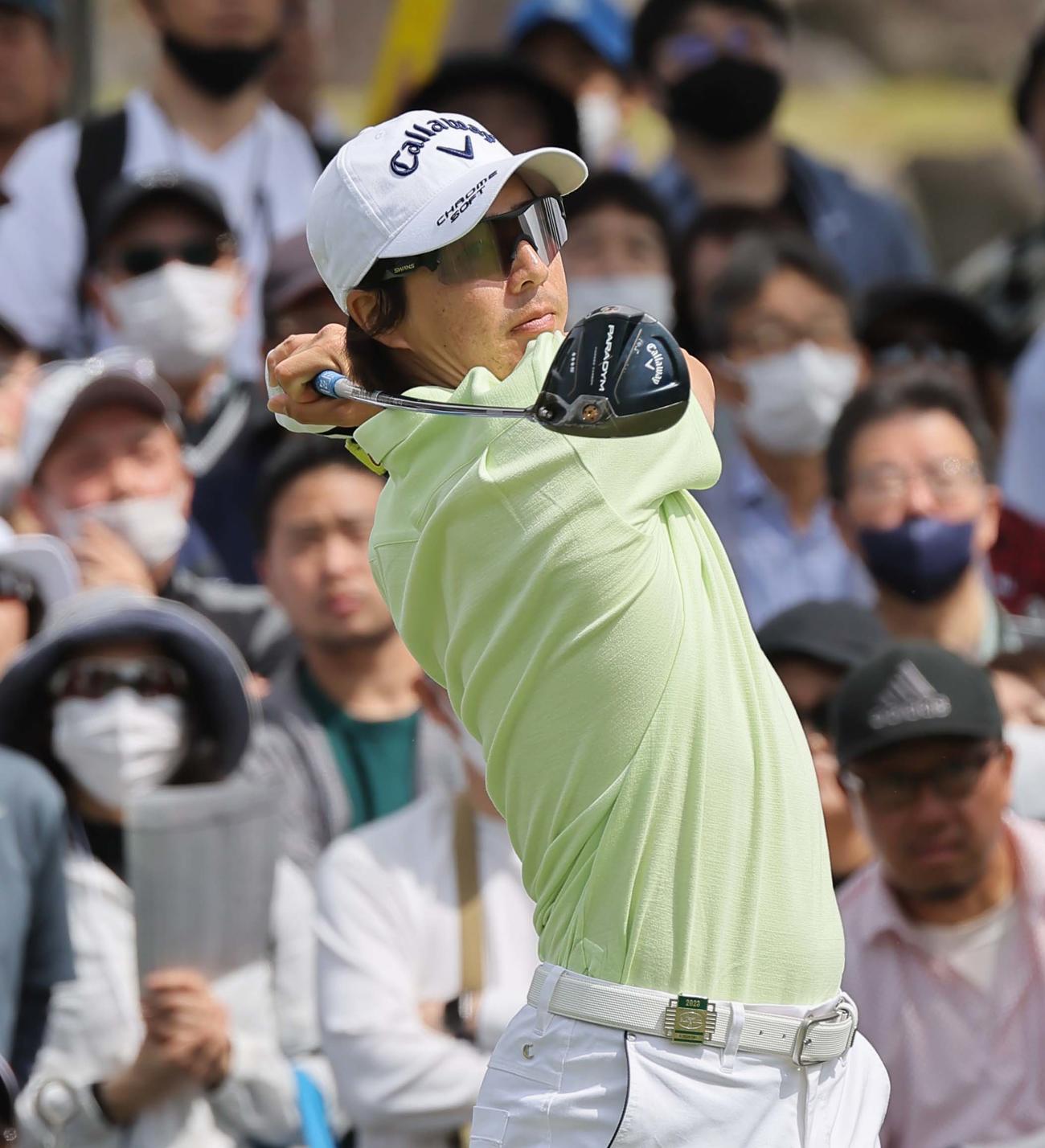 10番、ティーショットを放つ石川（撮影・上田博志）