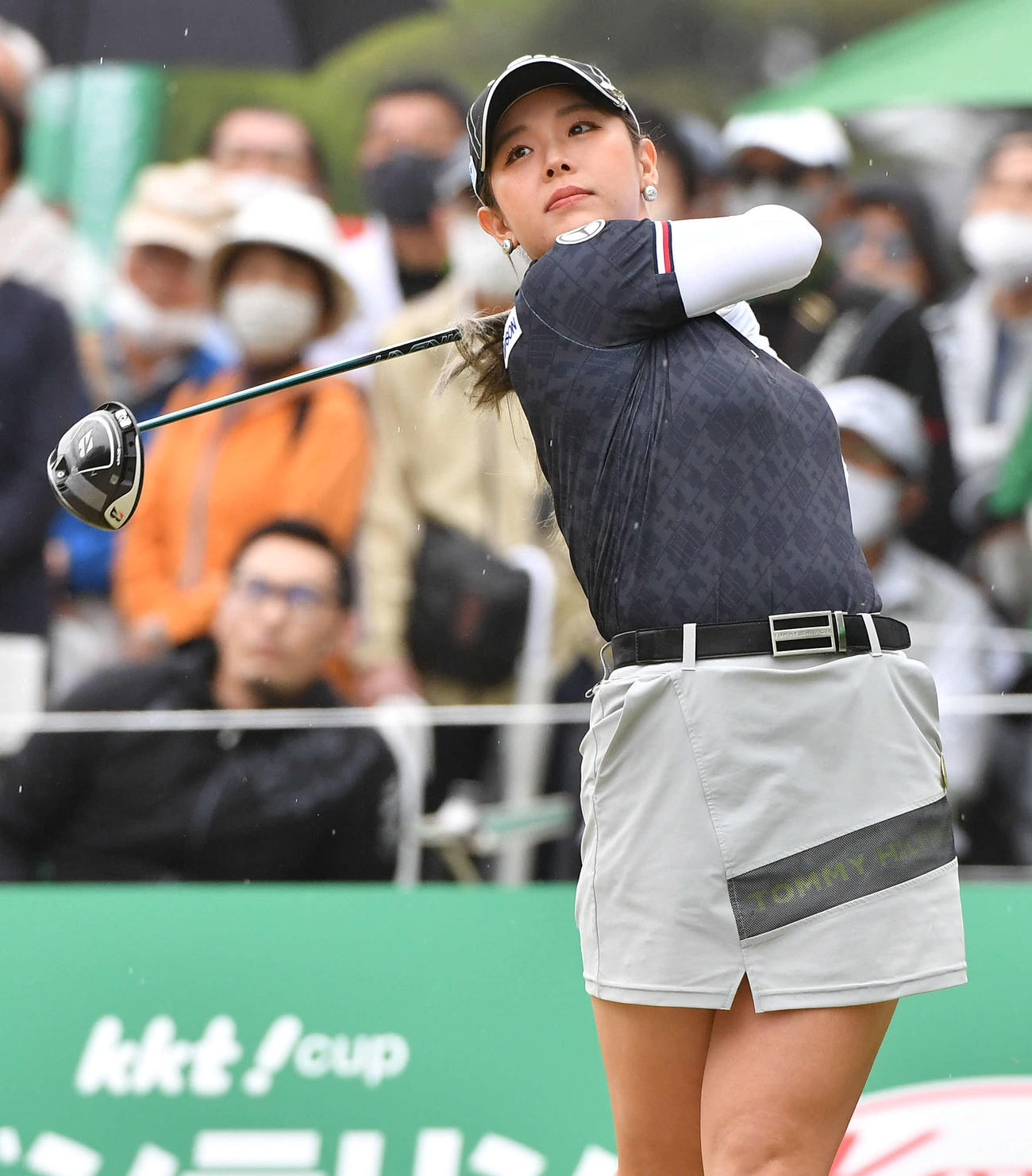 KKT杯バンテリン・レディース1日目　1番、ティーショットを放つ吉田優利（撮影・岩下翔太）