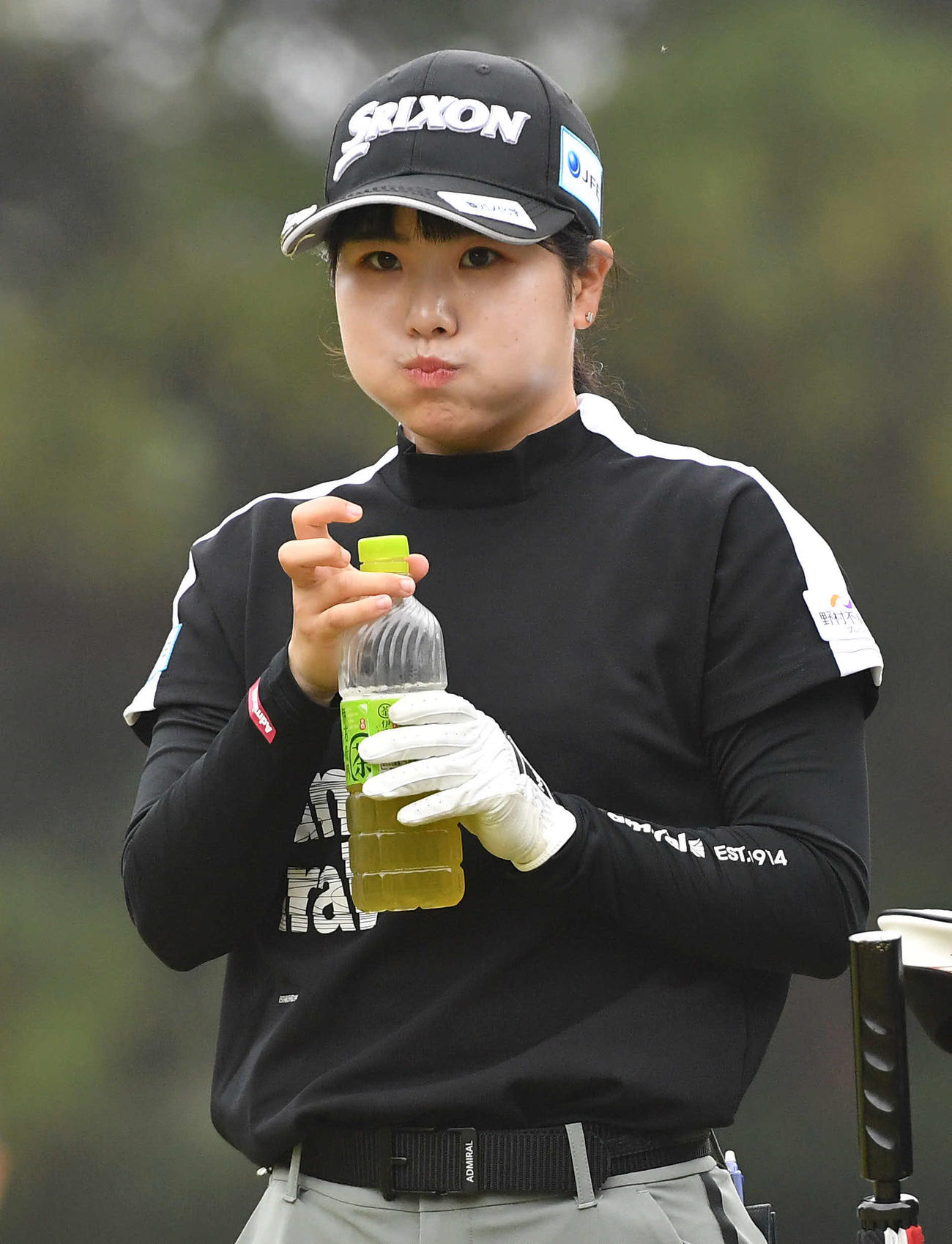 KKT杯バンテリン・レディース2日目　2番ティーグラウンドでお茶を口いっぱいに含む尾関彩美悠（撮影・岩下翔太）