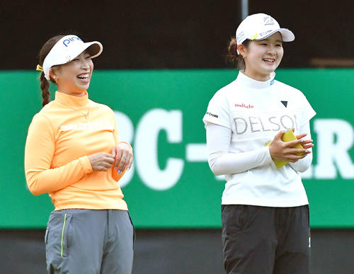 KKT杯バンテリン・レディース2日目　18番グリーンで笑顔を見せる大出瑞月（左）と川崎春花（撮影・岩下翔太）