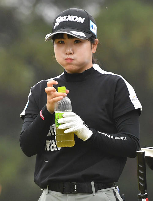 KKT杯バンテリン・レディース2日目　2番ティーグラウンドでお茶を口いっぱいに含む尾関彩美悠（撮影・岩下翔太）