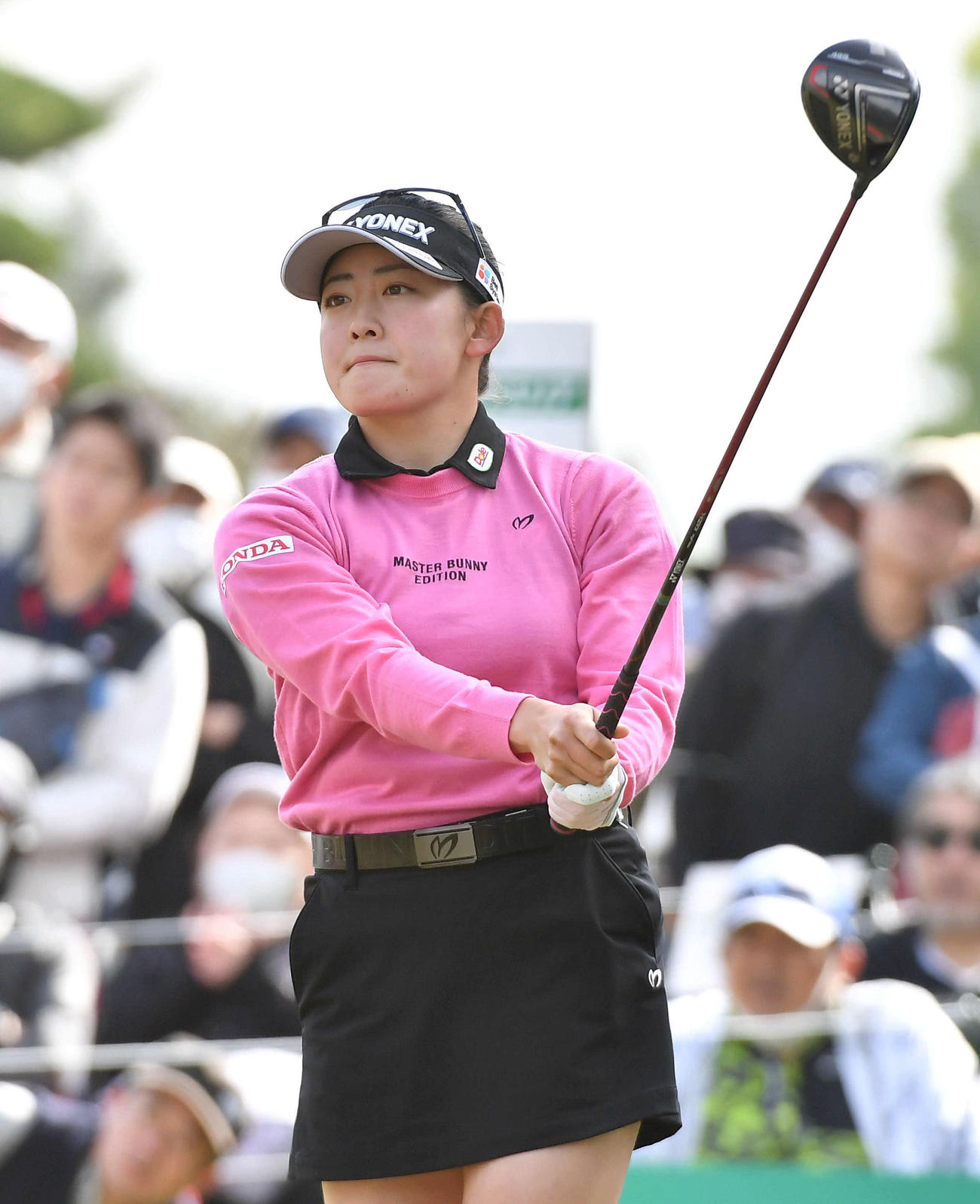 KKT杯バンテリン・レディース最終日　1番、ティーショットを放つ岩井千怜（撮影・岩下翔太）