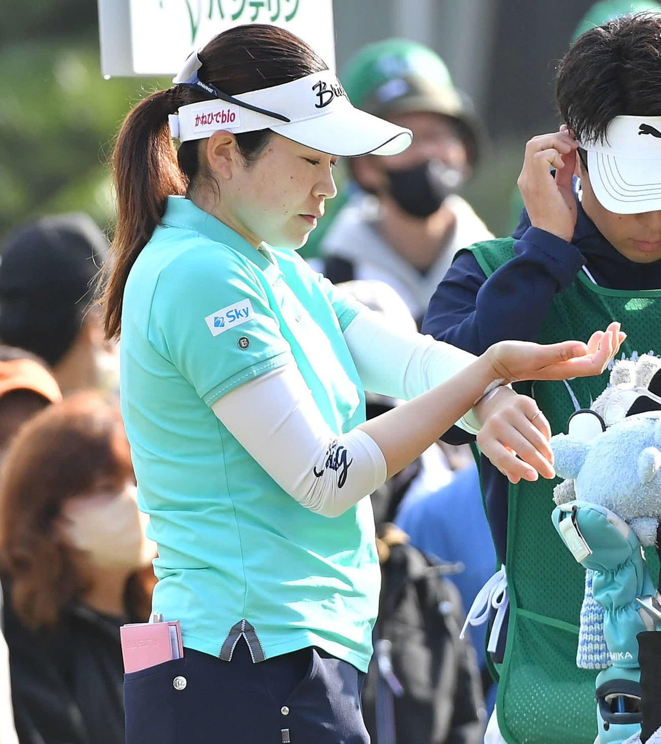 KKT杯バンテリン・レディース最終日　1番ティーグラウンドで日焼け止めを塗る仲宗根澄香（撮影・岩下翔太）