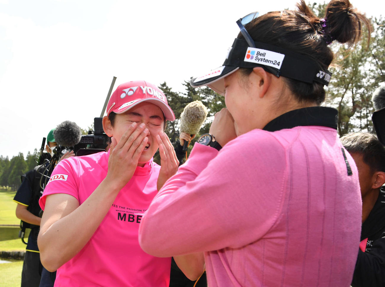 KKT杯バンテリン・レディース最終日　優勝した岩井明愛（左）は、双子の妹・岩井千怜に祝福されて涙をぬぐう（撮影・岩下翔太）