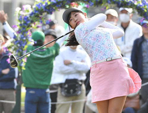 KKT杯バンテリン・レディース最終日　1番、ティーショットを放つ菅沼菜々（撮影・岩下翔太）