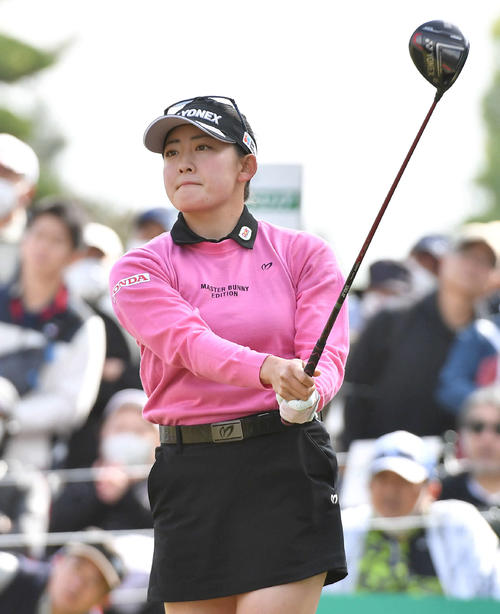 KKT杯バンテリン・レディース最終日　1番、ティーショットを放つ岩井千怜（撮影・岩下翔太）