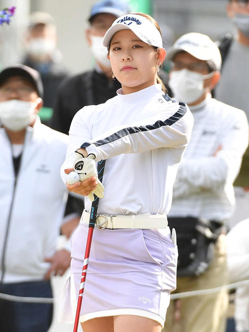KKT杯バンテリン・レディース最終日　1番、ティーグラウンドで手首のストレッチをする吉田鈴（撮影・岩下翔太）