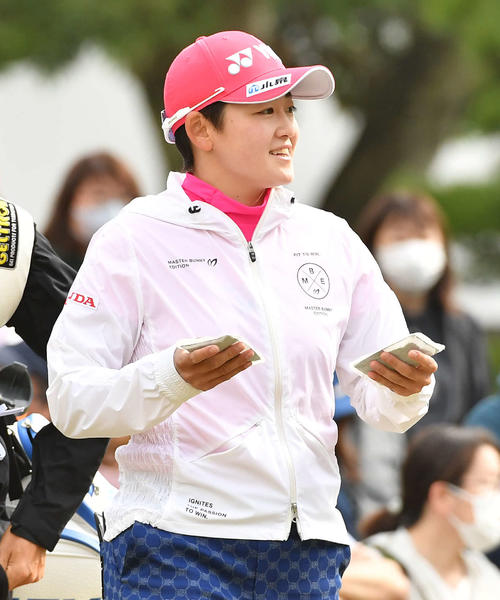 KKT杯バンテリン・レディース最終日　1番、両手にカイロを持ちながら第2打へ向かう岩井明愛（撮影・岩下翔太）