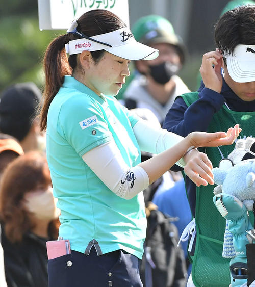 KKT杯バンテリン・レディース最終日　1番ティーグラウンドで日焼け止めを塗る仲宗根澄香（撮影・岩下翔太）