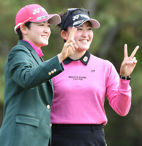 KKT杯バンテリン・レディース最終日　優勝した岩井明愛（左）は、双子の妹・岩井千怜と笑顔で記念撮影する（撮影・岩下翔太）